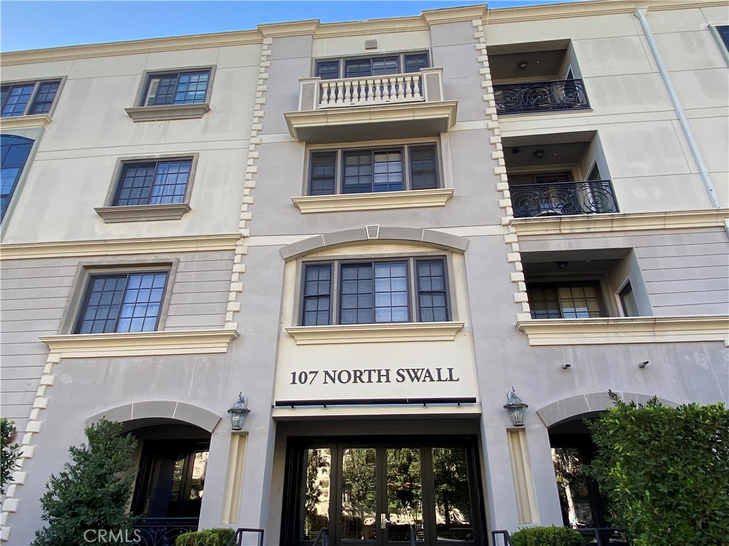 GORGEOUS CONDO IN UPSCALE BEVERLY CENTER - MIRACLE MILE AREA JUST 0.4 MILES (A 6-MINUTE WALK) TO CEDARS-SINAI MEDICAL CENTER. A SECURED ENTRY GATE OPENS TO A GRAND LOBBY WITH ELEVATOR ACCESS; ENTER THROUGH DOUBLE DOORS INTO A SPACIOUS, HIGH CEILING OPEN LAYOUT OFFERING 1660 SQ FT OF REFINED LIVING. THE HOME FEATURES A FORMAL DINING ROOM AND A GENEROUS LIVING ROOM THAT OPENS TO A BALCONY. THE CHEF'S KITCHEN BOASTS GRANITE COUNTERTOPS AND STAINLESSS STEEL APPLIANCES. TWO EN-SUITE BEDROOMS ARE SITUATED ON OPPOSITE SIDES OF THE UNIT FOR MAXIMUM PRIVACY. A POWDER ROOM AND IN-UNIT LAUNDRY ARE CONVENIENTLY LOCATED NEAR THE ENTRY. ADDITIONAL HIGHLIGHTS INCLUDE WOOD FLOORING THROUGHOUT, 2-CAR TANDEM PARKING IN A GATED GARAGE AND AMPLE GUEST PARKING. LOCATED ON A QUIET STREET WITH EASY ACCESS TO SHOPPING, DINING AND TOP-RATED SCHOOLS.
