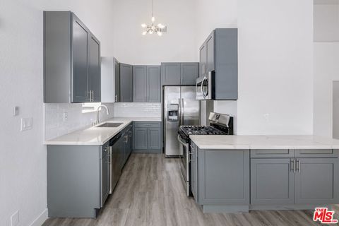 Photo of 6941 Hazeltine Avenue, Van Nuys, CA 91405 (MLS # 26644799)