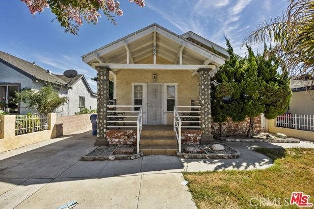 Photo of 5600 Smiley DR, Los Angeles, CA 90016 (MLS # SR26146897)