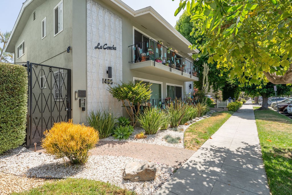 Located just one block from Alamitos Beach, this beautifully remodeled 1-bedroom, 1-bathroom condo offers the perfect blend of comfort and convenience in one of Long Beach’s most vibrant neighborhoods. Whether you're strolling to the beach, grabbing fresh produce at the weekly farmers’ market, or enjoying the lively downtown dining scene, this location has it all!
This top-floor gem has an updated kitchen is equipped with an electric stovetop/oven and dishwasher, making cooking and clean-up a breeze. Step out onto your private balcony—your own outdoor retreat for a morning coffee or evening wind-down.
The unit offers assigned parking, making it easy to come and go, while the 16-unit building provides secure access with both a coded front gate and a rear alley gate. Plus, you’ll love the well-maintained courtyard and the convenience of a community laundry room.
With the exciting revitalization of downtown Long Beach, upcoming infrastructure upgrades in 2025, and Long Beach serving as a host city for the 2028 Olympics, this condo is an ideal investment with amazing appreciation potential.