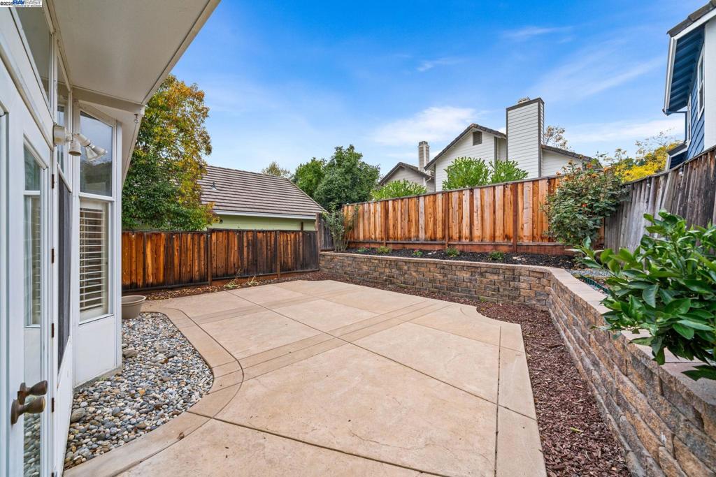 SHADOW CLIFF - Residential