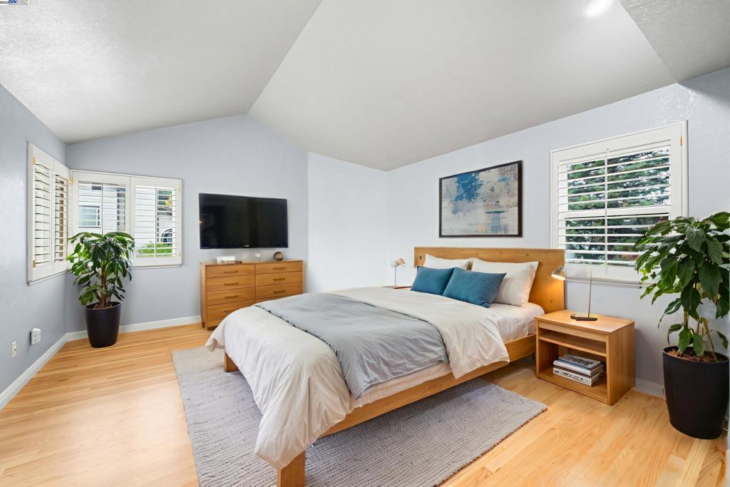 SHADOW CLIFF - Residential