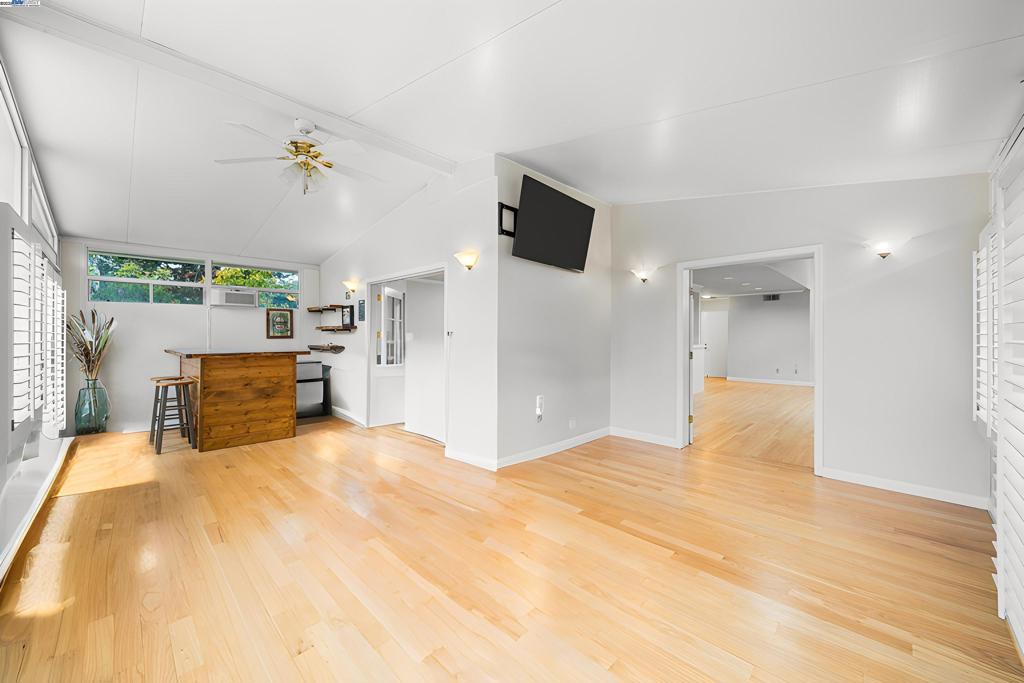 SHADOW CLIFF - Residential