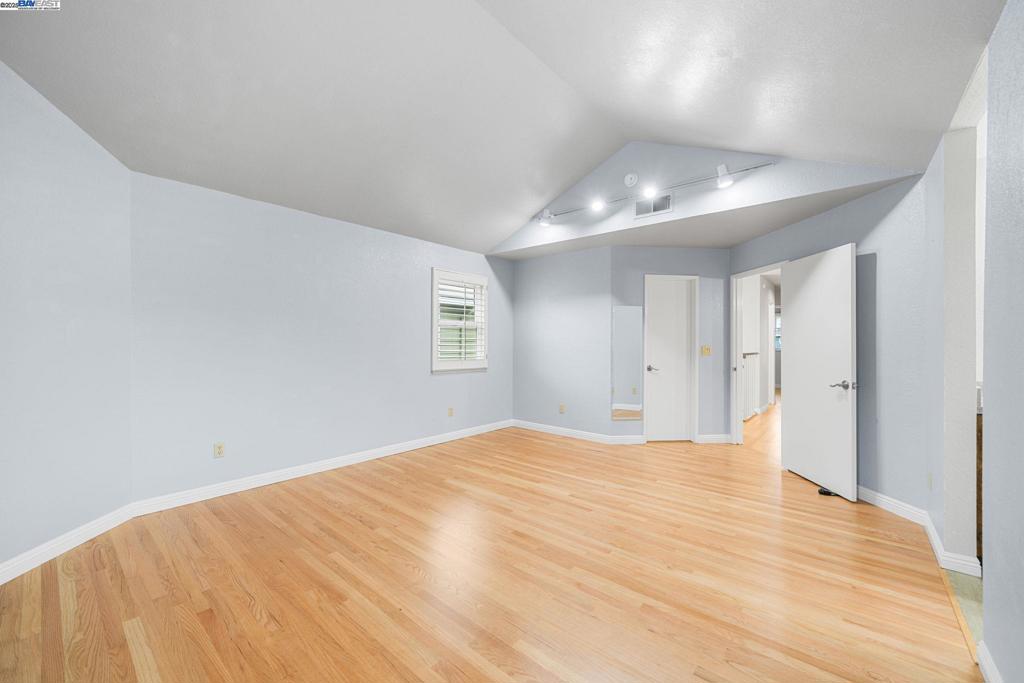 SHADOW CLIFF - Residential