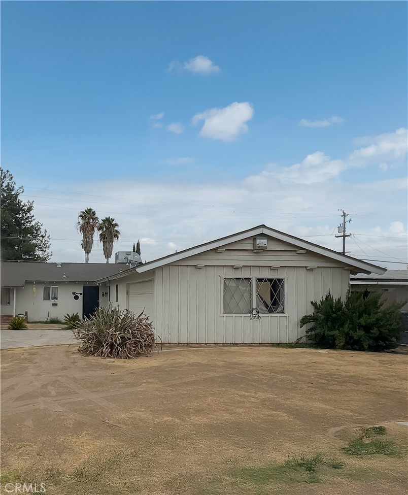 Well maintained 3 bedroom, 2 bath home offering wood and tile flooring throughout and open floor plan, and a spacious lot. This property features a large driveway, generous backyard and is ideally situated on a cul-de-sac in a desirable central location in Bakersfield close to shopping, schools and with convenient freeway access.
