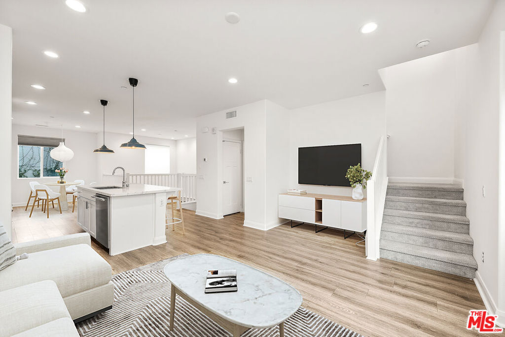 516 E Imperial Avenue