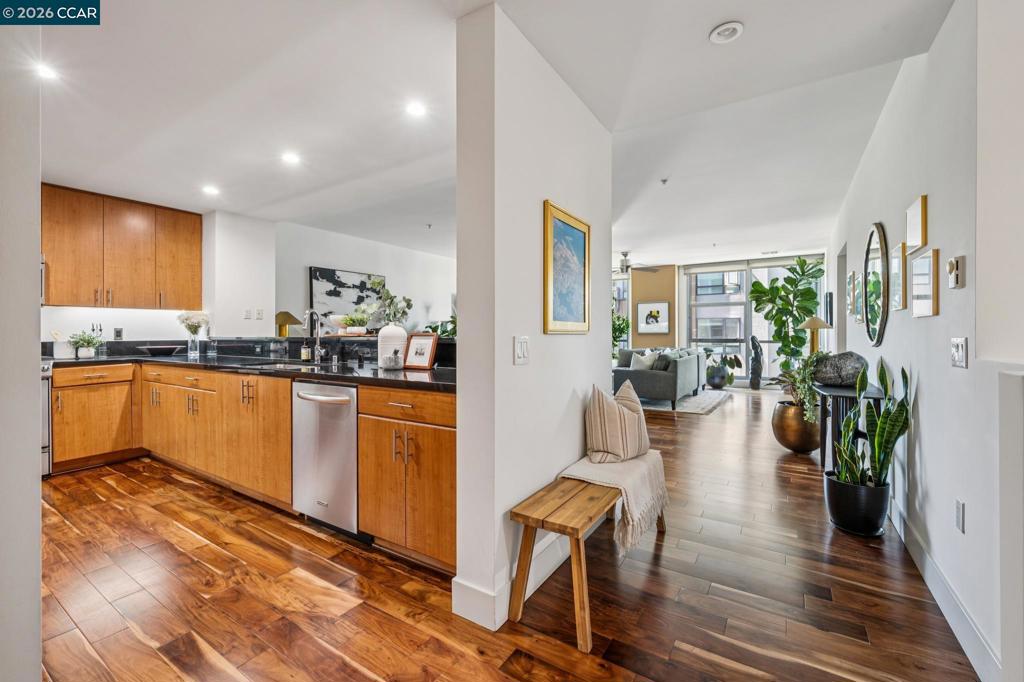438 W Grand Ave 405