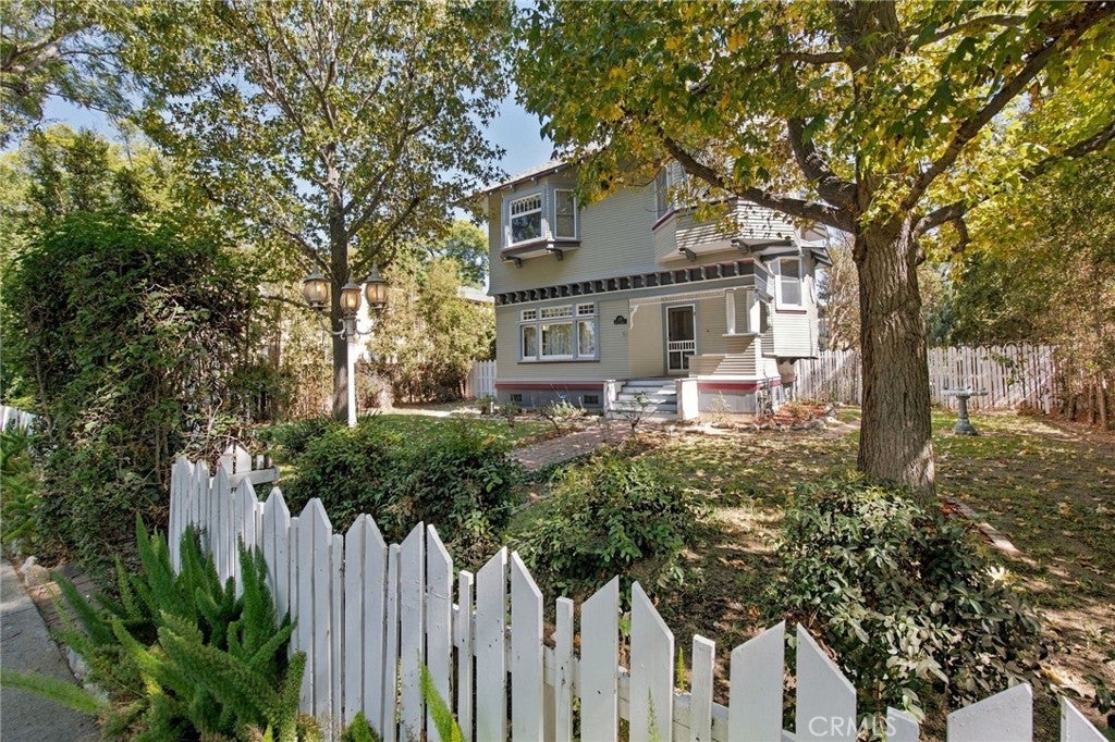 825 N Lacy