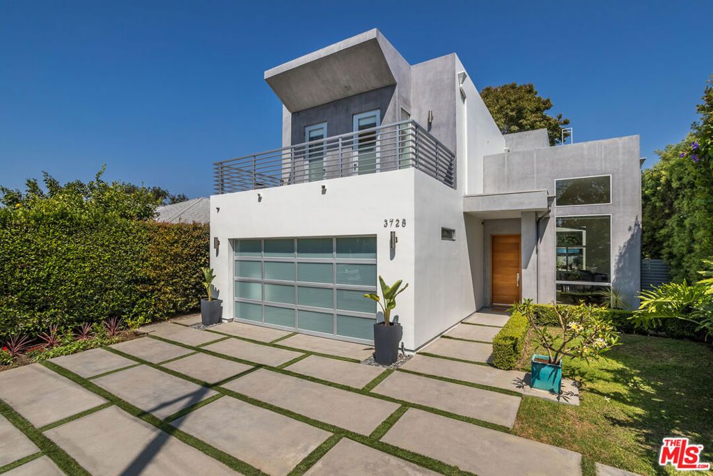 Photo of 3728 S Barrington Avenue, Los Angeles, CA 90066 (MLS # 26634321)