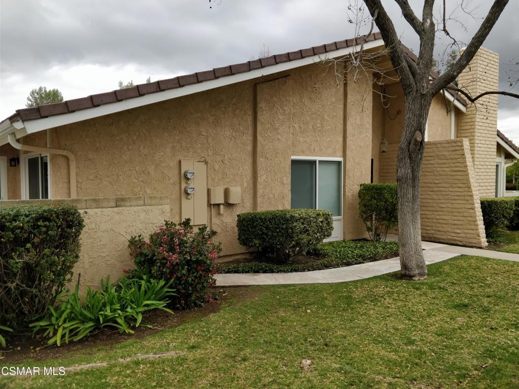 Great location in complex, remodeled kitchen and baths! Nice unit!