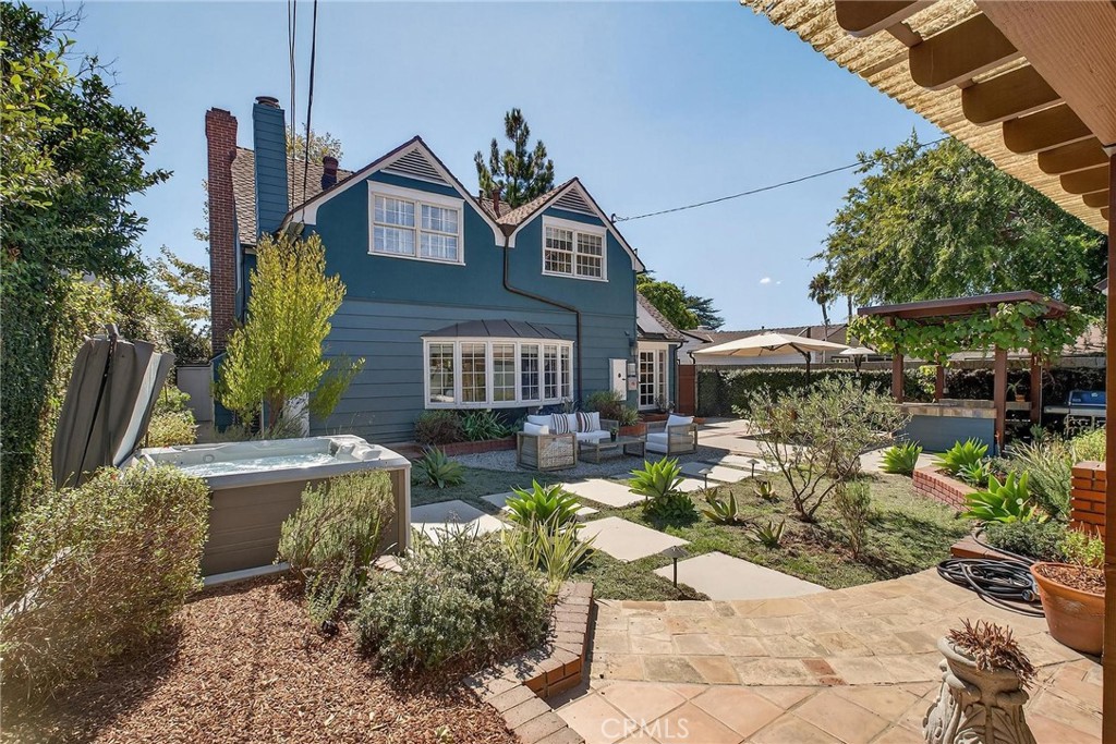 909 E Marshall Place