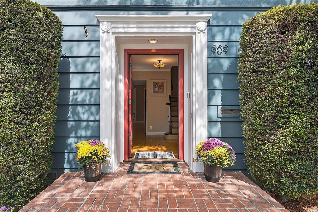 909 E Marshall Place