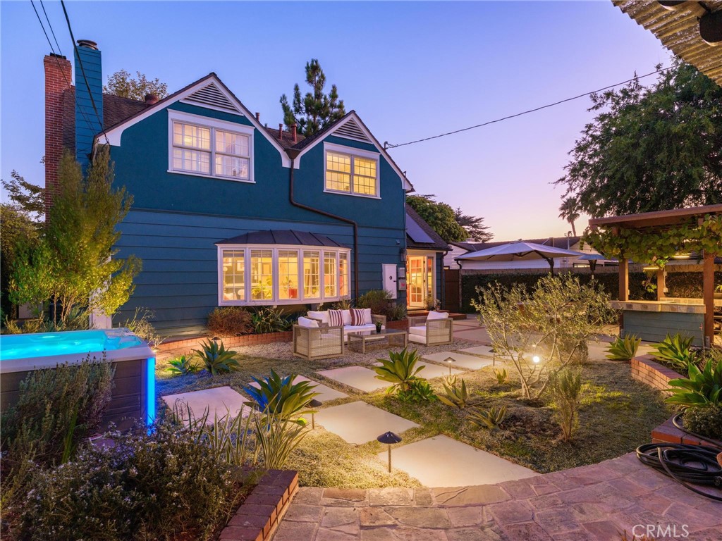 909 E Marshall Place