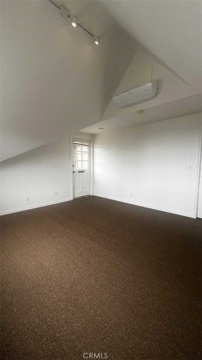 939 Glenneyre Street E