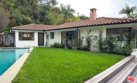 Photo of 4108 N Valley Vista Court, Sherman Oaks, CA 91403 (MLS # 25610387)