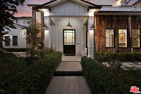 Photo of 17201 Mccormick Street, Encino, CA 91316 (MLS # 26718787)