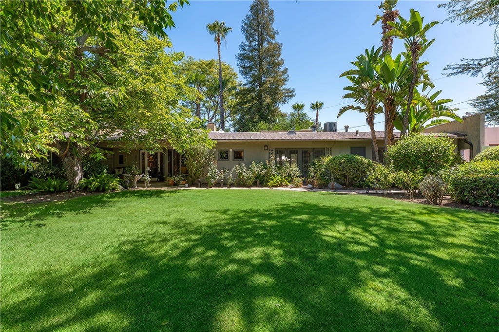 Photo of 4956 Hood Drive, Woodland Hills, CA 91364 (MLS # SR26201285)