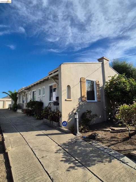 Photo of 886 53Rd St ST, Oakland, CA 94608 (MLS # 41148782)