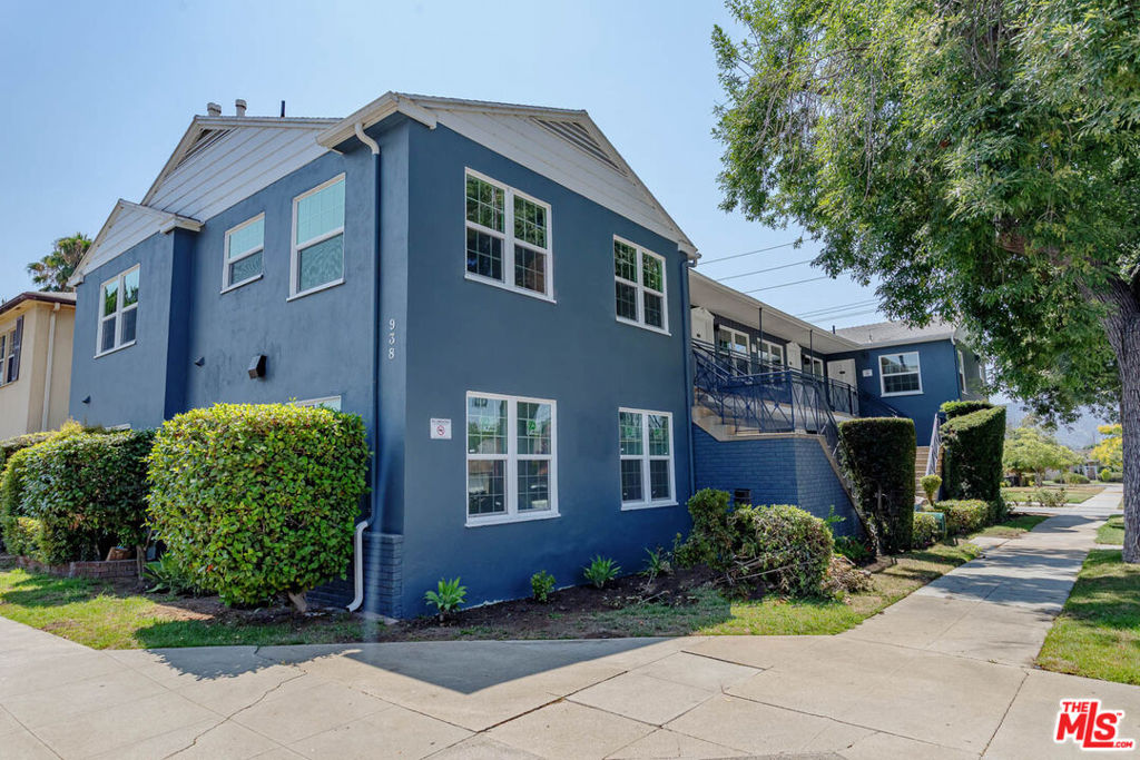 Dont miss this bright spacious one bedroom one bath in the best part of Northwest Glendale. Classic traditional has been completely refreshed and features gorgeous early 1950's details including antique iron railings, stone walkways and framed entry doors with lovely pediments. Enjoy incredible light streamimg from expansive windows and views of mountains and city. Newly remodeled with the best finishes through out including all NEW distressed style hardwood floors, large double pane windows, newly installed central air and heat, recessed lighting and more! Large living room flows onto separate dining area. Kitchen has new crisp white cabinetry and all stainless steel appliances with double door refrigerator, stove, microwave, dishwasher and gas stove. New stacked Washer Dryer! Lovely bedroom with big windows and large closet with mirroed closet doors. Gorgeous bathroom has charming windows, new vanity with adjustable lighting and custom tiled bath. Good parking available on wide spacious residential street and permit parking is availble just south of building. Friendly pets welcome. Professionally managed and a fantastic opportunity for those seeking a spacious, comfortable and stylish living space with true charm and modern updates.