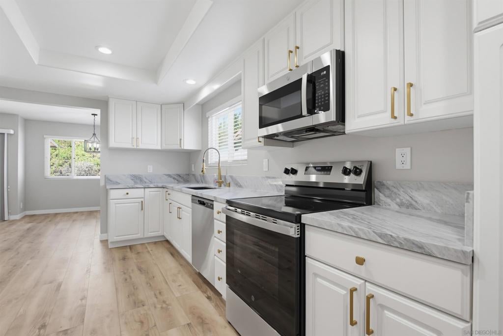 1121 La Mirada Ave