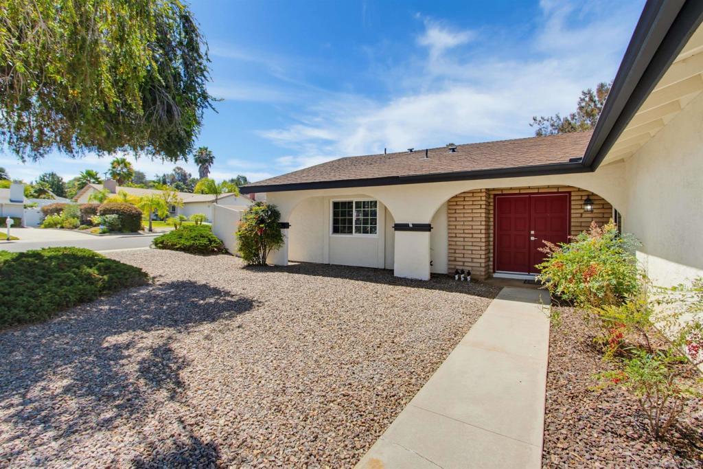 1121 La Mirada Ave Ave, Escondido CA 92026