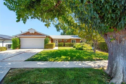 Photo of 6162 Peterson AVE, Woodland Hills, CA 91367 (MLS # SR26212949)