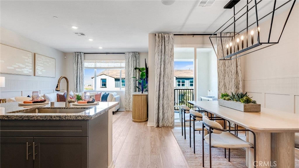 2877 E Amberley Privado