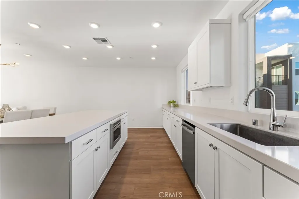 Valencia, California 91381, United States, 3 Bedrooms Bedrooms, ,4 BathroomsBathrooms,Residential,Active,239808