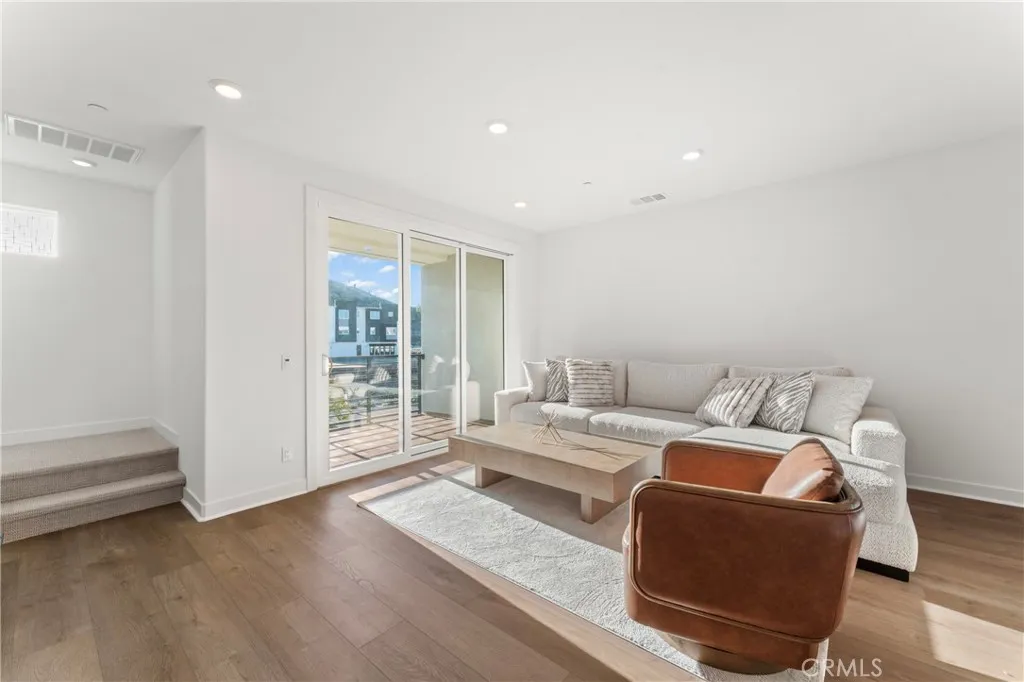 Valencia, California 91381, United States, 3 Bedrooms Bedrooms, ,4 BathroomsBathrooms,Residential,Active,239808