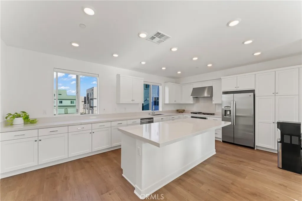 Valencia, California 91381, United States, 3 Bedrooms Bedrooms, ,4 BathroomsBathrooms,Residential,Active,239808