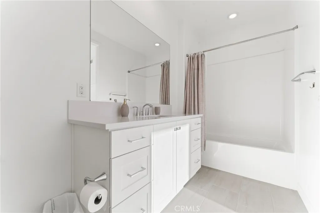 Valencia, California 91381, United States, 3 Bedrooms Bedrooms, ,4 BathroomsBathrooms,Residential,Active,239808