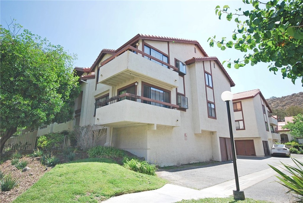 This beautifully updated END-UNIT home offers an open, bright, and airy floor plan with abundant natural light throughout. The spacious living room features brand new hardwood flooring throughout, fresh interior paint, and new LED recessed lighting. The master bedroom includes its own private bathroom and a walk-in closet. Two additional generously sized bedrooms also feature recessed lighting and hardwood floors.
Enjoy the convenience of in-unit washer and dryer, as well as a prime location close to local restaurants, markets, and the Canyon Country Community Center, which offers classes, events, activities, and a weekly farmers market.
Don't miss the gorgeous view of the green grass park, playground, sparkling pool, and more.
Water and trash services are included.