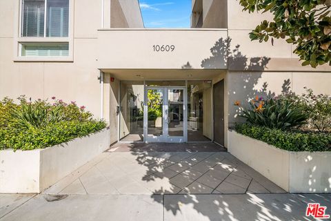 Photo of 10609 Bloomfield Street #305, Toluca Lake, CA 91602 (MLS # 26651515)