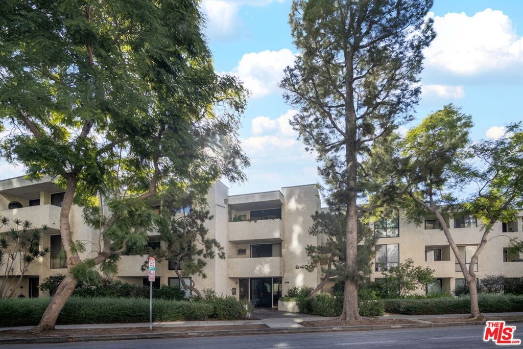 Photo of 8400 De Longpre Avenue #102, West Hollywood, CA 90069 (MLS # 25628959)