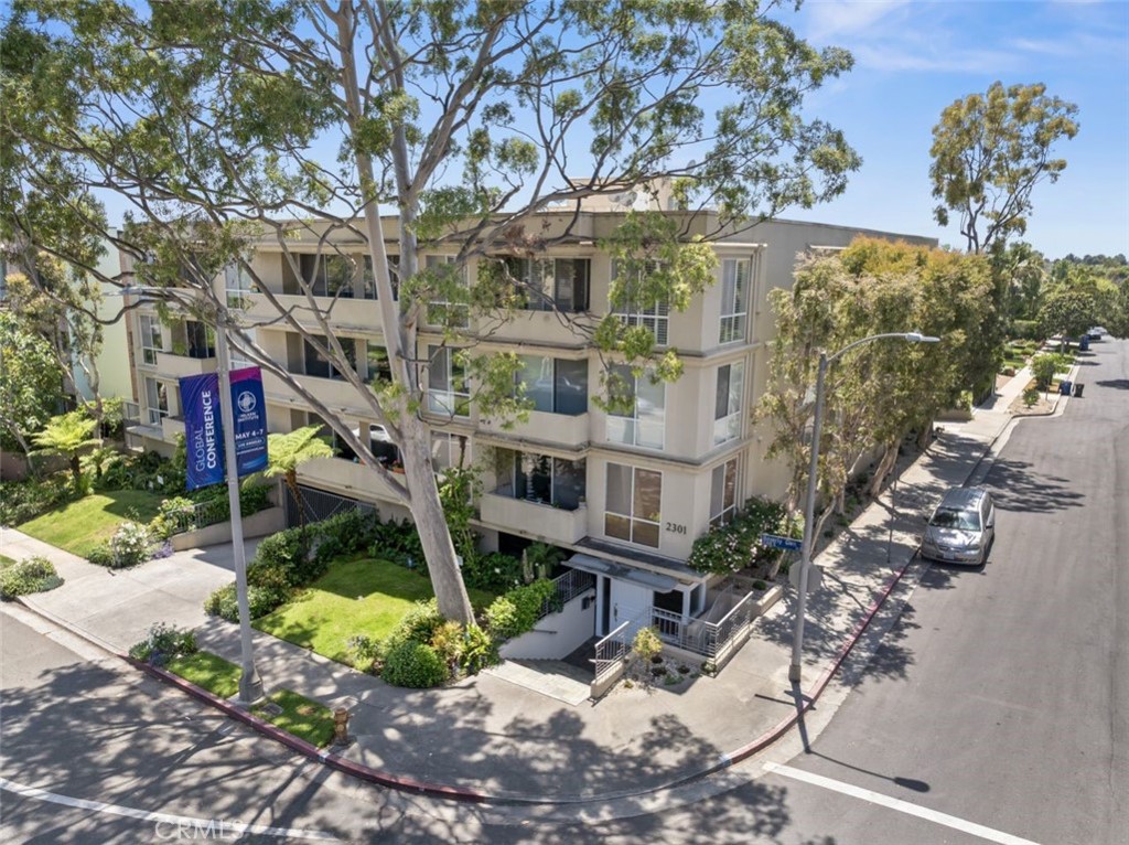 2301 S Beverly Glen Boulevard 102