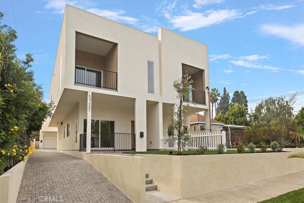 Photo of 642 E Fairview Boulevard, Inglewood, CA 90302 (MLS # SB25260741)