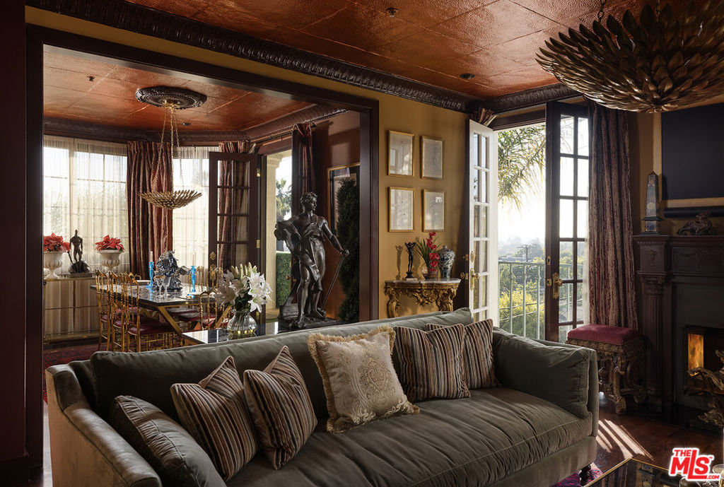 960 N Doheny Drive 306