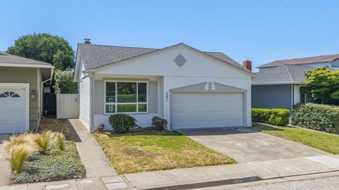 Photo of 5077 Palmetto Avenue, Pacifica, CA 94044 (MLS # ML82047427)
