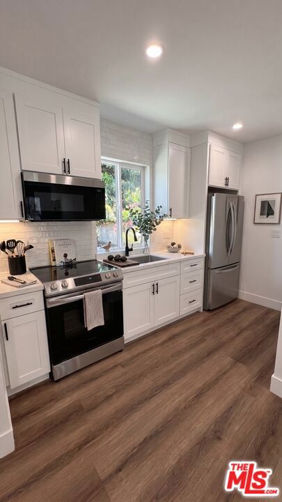 Photo of 2437 Centinela Avenue #apt 10, Santa Monica, CA 90405 (MLS # 26849231)