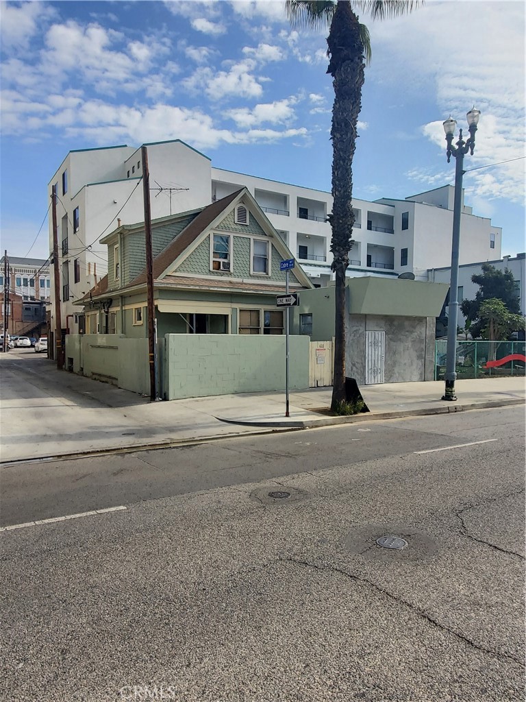 620 PACIFIC AVE. IS CURRENTLY RENTED AS A TRANSITIONAL LIVING HOME. ALL UNITS CAN BE DELIVERED VACANT. MIXED USE ZONING. FRONT UNIT COULD BE A COMMERICAL OFFICE.