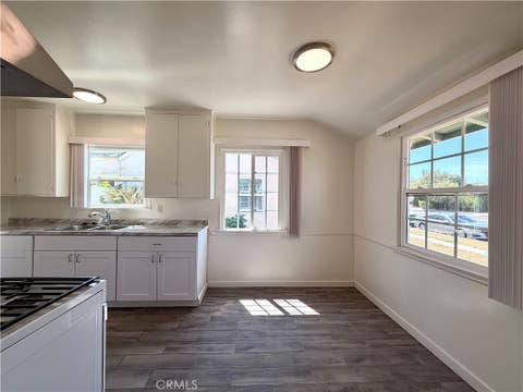 Photo of 7536 White Oak Avenue, Van Nuys, CA 91406 (MLS # OC26187727)