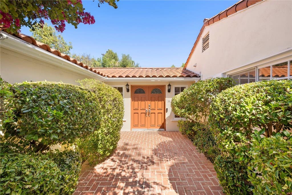 Photo of 5220 Collier Place, Woodland Hills, CA 91356 (MLS # SR26184455)