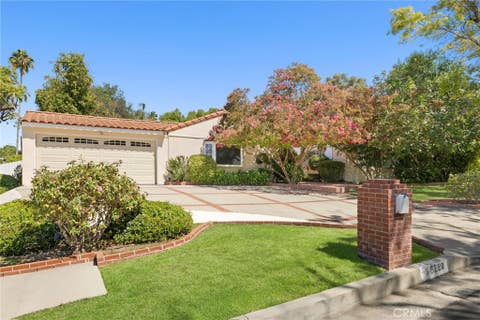 Photo of 5220 Collier Place, Woodland Hills, CA 91356 (MLS # SR26184455)