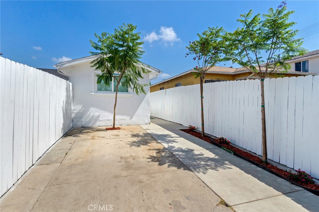1143 E 106th Street