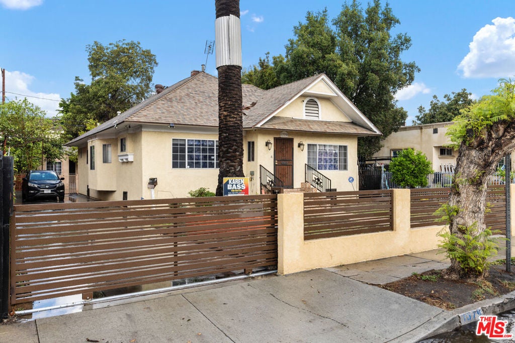 1379 W 37th Place