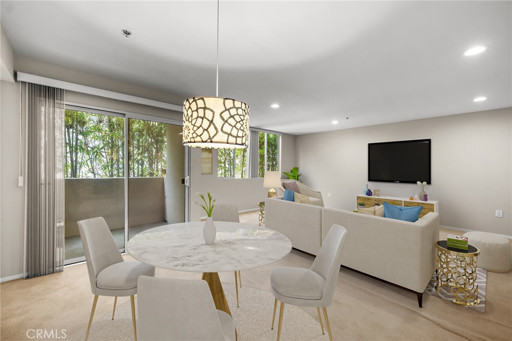 4501 Cedros 220