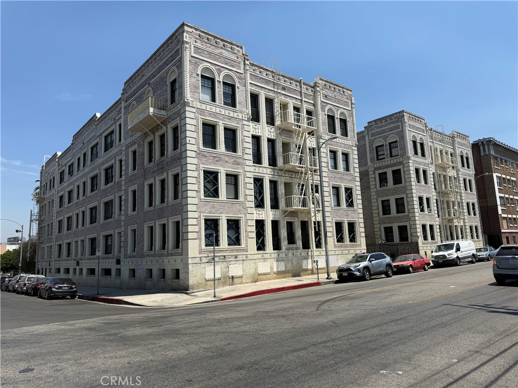 Charming Studio in Historic Glen Donald Building – All Utilities Included – $1,600/Month
Live in the heart of Los Angeles in this beautifully preserved historic building just west of Downtown. This bright and efficient studio apartment features high ceilings, large windows, walk-in closet, and vintage charm throughout. The updated kitchen includes a gas stove and refrigerator, with plenty of cabinet space.
Located in the iconic Glen Donald Building, residents enjoy secured access, an elegant marble lobby, peaceful courtyard, on-site laundry, fitness room, and a community room.