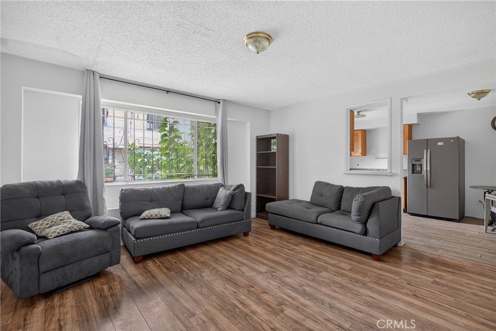 13 Paradise Vly N, Carson CA 90745