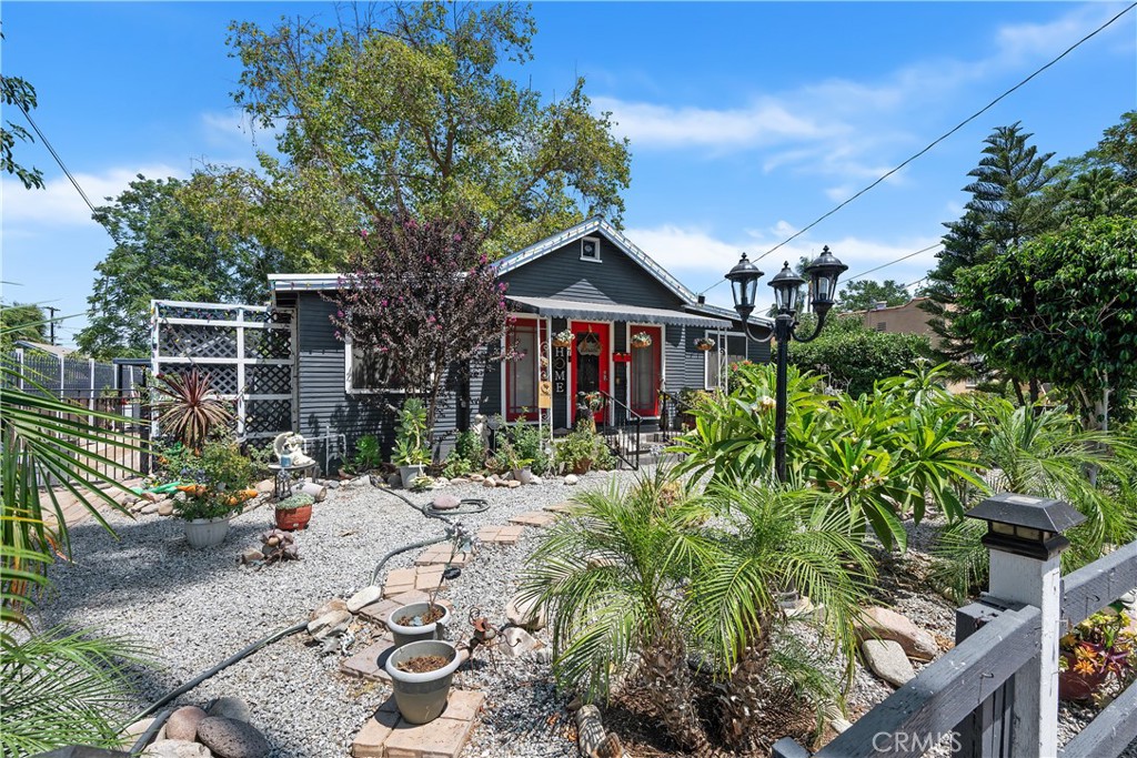 Charming Home with ADU in Prime Location, nestled in the heart of Riverside’s Arlington neighborhood, this delightful single-story home offers approximately 1,004 sq ft of living space featuring 2 bedrooms, 1 bathroom, built in 1932 with an attached bonus room on an 8,276 sq ft lot. What makes this property truly versatile is the inclusion of an Accessory Dwelling Unit (ADU), complete with its own kitchen and bathroom, perfect for guests, in-laws, or rental income. Location is everything: enjoy quick freeway access, positioning you just minutes from major thoroughfares for an effortless commute. Plus, the esteemed California Baptist University (CBU) is within easy reach, ideal for faculty, staff, or students seeking proximity to campus.
Key Features at a Glance: Primary residence: 2 beds, 1 bath, approx. 1,004 sq ft; ADU suite: Private bedroom, kitchen, and bathroom, ideal for multi-generational living or rental use. Spacious lot: Over 8,200 sq ft yard with potential for outdoor enhancements. Built in 1932: Charming period details with updates for modern comfort. Location perks: Minutes to freeway access for smooth commutes. Close proximity to CBU, convenience for students or campus visitors.