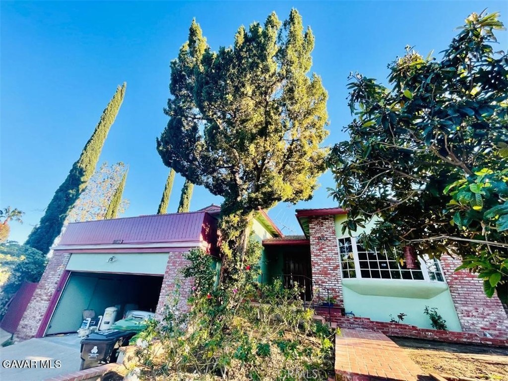 Beautiful house for rent, 3 bedrooms, 2 baths, pool, fully renovated
House to be rented without the garage and gardener occupy the bedroom attached to garage, please call for more information or if you have any questions